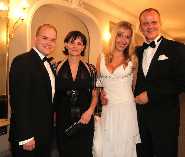 Sebastian Brehm (l.), Stadtratsfraktionsvorsitzender, und Lebensgefährtin Barbara Hauerstein (2.v.l.)  mit Notärztin Dr. Britta Sonnenschein und Lebensgefährte Ralf Knieling.
