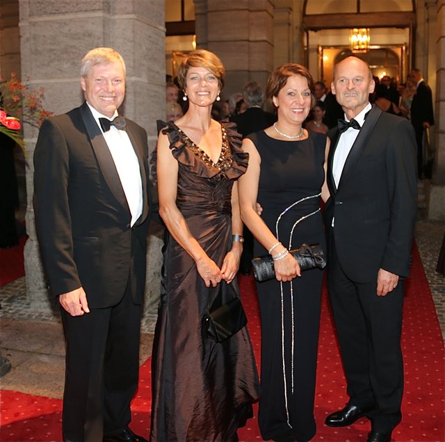 MarktSpiegel-Geschäftsführer Harald Greiner (l.) mit Ehefrau Sylvia (2.v.l.) und Fred Haferung, Noris Blattgold, mit Dr. Jutta Schwarzer.