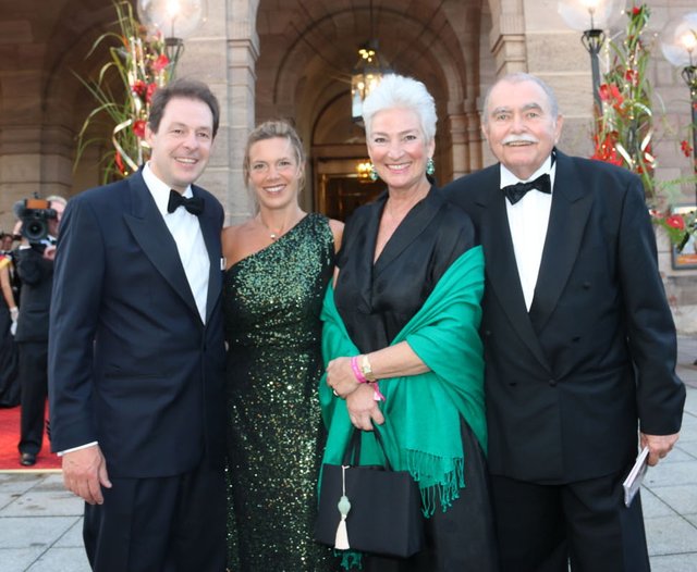 Event-Caterer René Lehrieder (l.) mit Ehefrau Silvia (2.v.l.) und Leo Loy mit Ehefrau Gabriele.