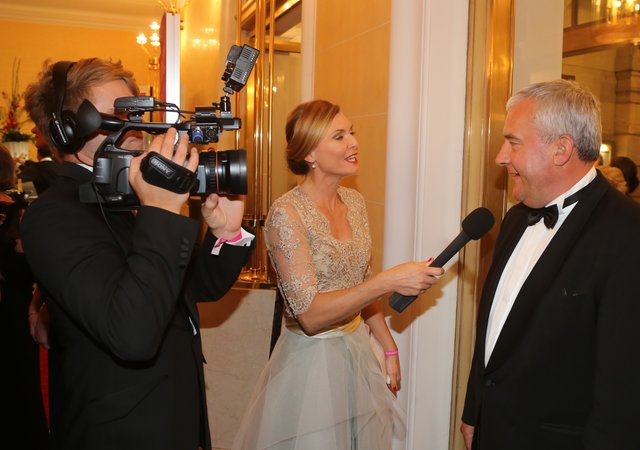 Nina Maria Kellner von MS NewMedia interviewt Staatsminister Dr. Ludwig Spaenle.