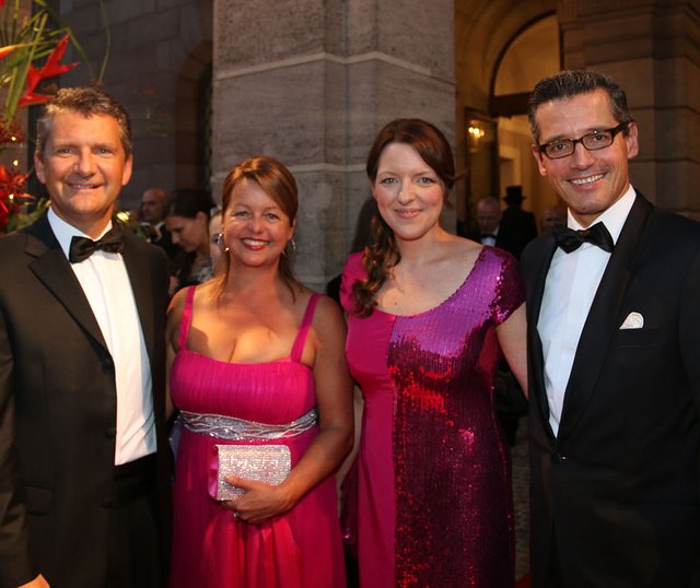 Nürnbergs BMW-Chef Ralf Schepull (l.)  mit Ehefrau Petra (2.v.l.) und Wirtschaftsreferent Dr. Michael Fraas mit Ehefrau Karin.