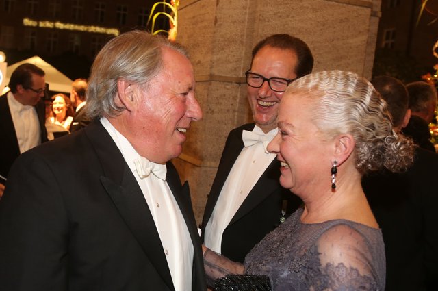 Staatsintendant Peter Theiler und Ehefrau Gabriele Heimann im Gespräch mit Unternehmer Gerhard Wöhrl (l.).