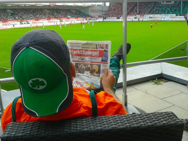 Ich lese den Marktspiegel am Liebsten im Ronhof denn dann Führt das Kleeblatt sicher!