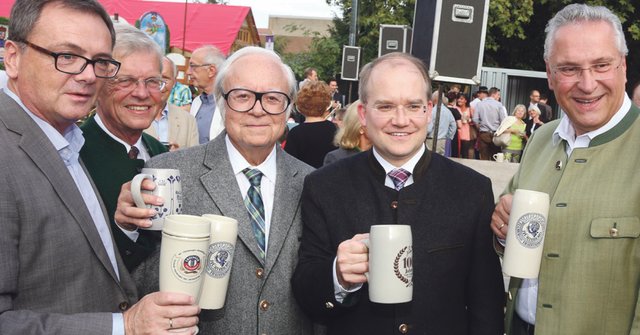 Tucher-Geschäftsführer Fred Höfler, Jörg von Rochow, Erdinger-Boss Werner Brombach, Nürnbergs CSU-Chef Sebastian Brehm und Staatsminister Joachim Herrmann bei der Eröffnung. Foto: bayernpress | Foto: bayernpress