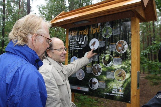 Prof. Dr. B. Neundörfer, Präsident des Rotary Club Lorenzer Reichswald mit Test der Vogelstimmen Lehrtafel