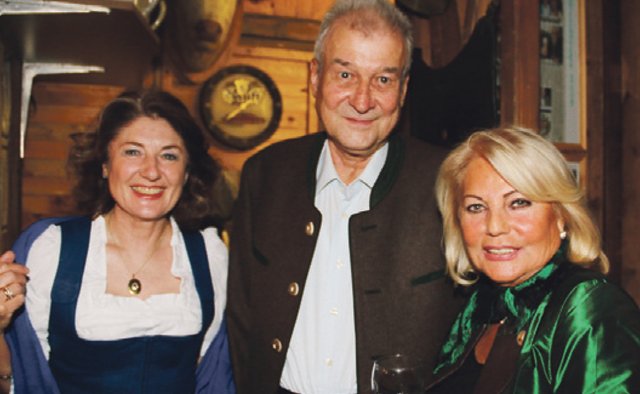 Sissy Kleinke-Kühnel (r.) begrüßt Unternehmer Dr. Thomas Diehl mit Ehefrau Ursula. | Foto: John R. Braun