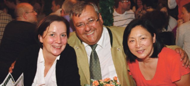 Dirk Hoerr, Autohaus Hoefler, mit den Charivari Mädels Petra Seel (l.) und Doris Woo. | Foto: John R. Braun
