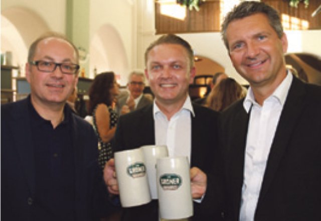 Kai Eschenbacher (l.), Tucher, mit Ralf Schepull (r.) und Roland Theiss, beide BMW. | Foto: John R. Braun