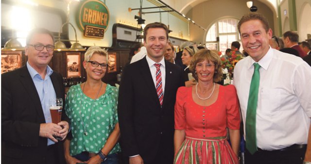 Grüner-Chef Fred Höfler, Dagmar Körbl, Fürths Landrat Matthias Dießl (v.l.) und Fürths Bürgermeister Markus Braun mit Ehefrau Barbara. | Foto: John R. Braun