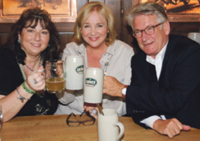 Unternehmer Peter Kurz mit Ehefrau Evi (M.) und Karin Müller. | Foto: John R. Braun