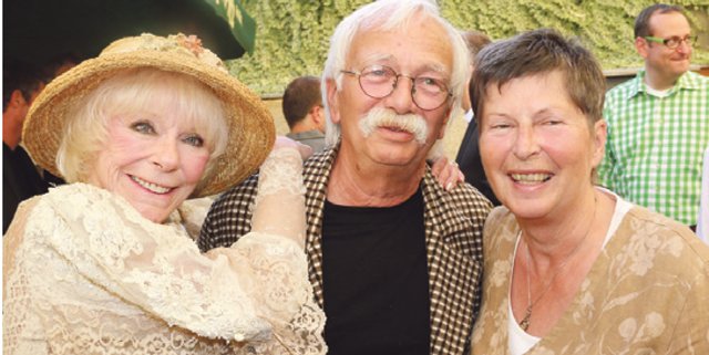 Hollywood-Star Elke Sommer (l.) mit Kultautor Klaus Schamberger und Ehefrau Inge. | Foto: John R. Braun