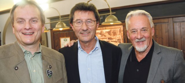 Fürths Wirtschaftsreferent Horst Müller (l.), Greuther Fürth Präsident Helmut Hack (M.) und Entertainer Conny Wagner. | Foto: John R. Braun