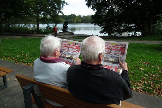 Wir sind oft am See und genießen es, mit dem Marktspiegel, in der Sonne zu sitzen.