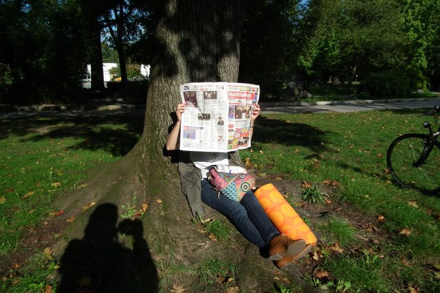 Im sonnigen Park den Marktspiegel durchstöbern (und vielleicht noch was gewinnen).