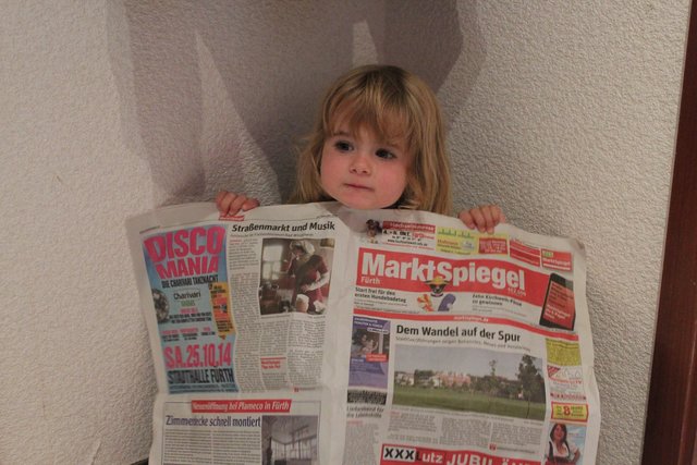 Lektüre für Jung und Alt: Auch die 2,5-jährige Sina liest den MarktSpiegel gerne... | Foto: Christian Schroth