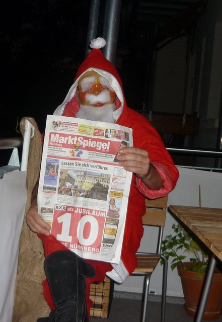 Der Weihnachtsmann informiert sich wegen dem Weihnachtsgeschäft.