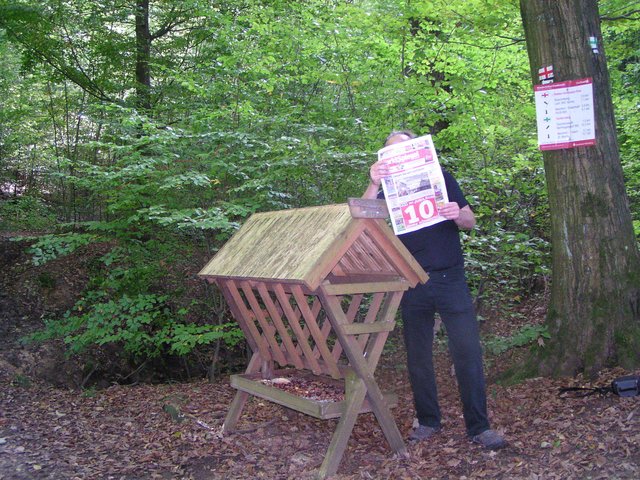 Auch im Wald gut informiert.