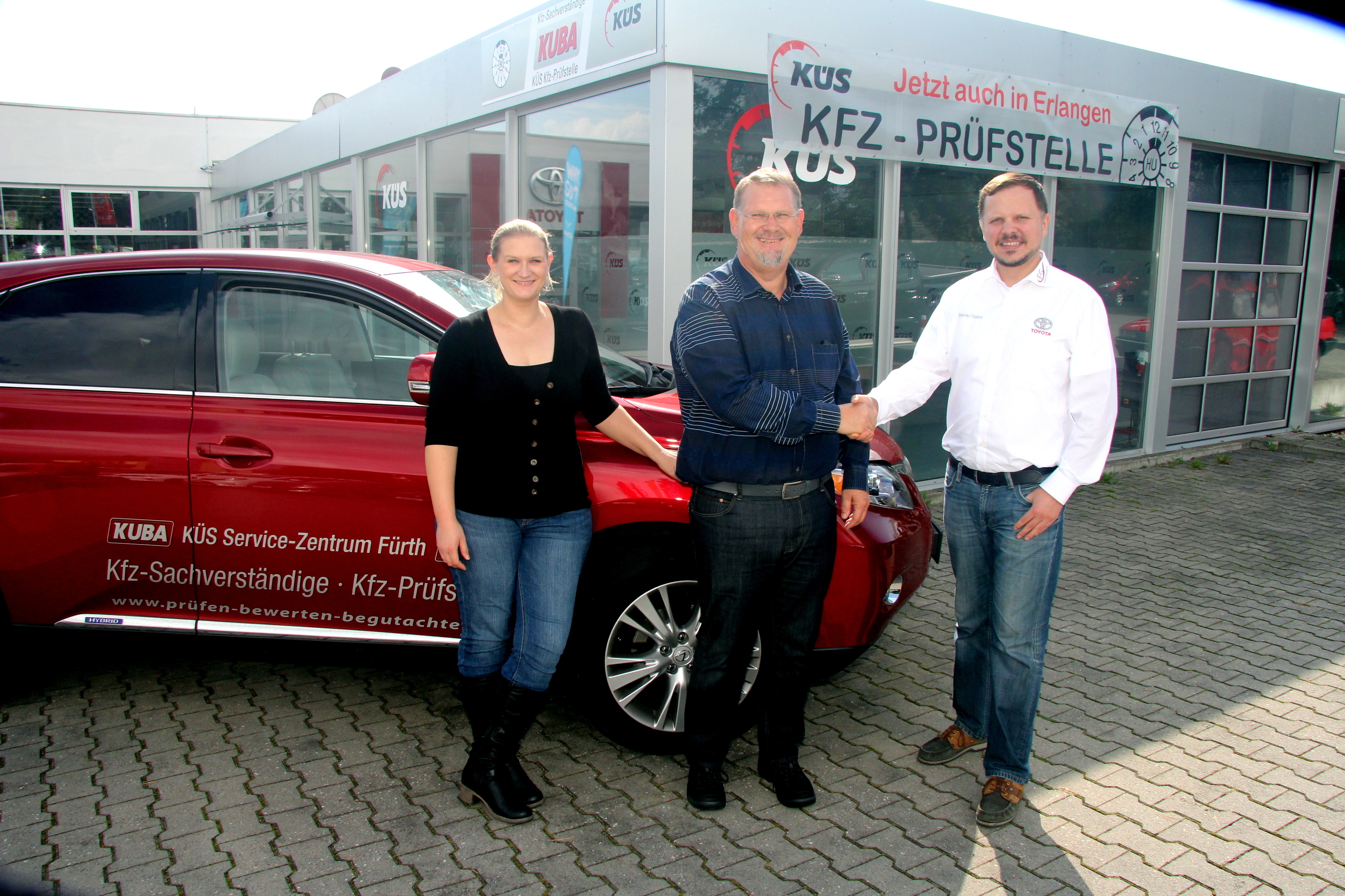 Auf gute Nachbarschaft! Frankengarage Centermanager Benito Stolpe wünscht den KUBA-Geschäftsführern Stephan und Stephanie Kunz einen guten Start in Erlangen. (v.r.n.l.)
