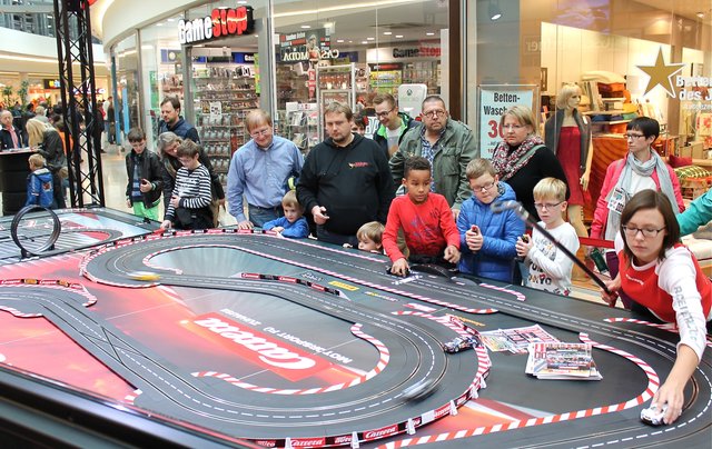 Ran an die Strecke: In den Erlangen Arcaden sind spannende Rennen angesagt. Foto: oh