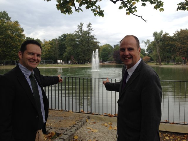 Bürgermeister Christian Vogel (r.) und VNN-Chef Tobias Schmidt freuen sich über den sanierten Stadtparkweiher.