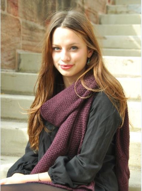 Auf diesem Bild hat Sophie ihre schwarze Bluse mit einem Schal aufgepeppt.