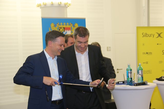 Richard Gutjahr (l.) überreicht sein Geschenk an Dr. Markus Söder.