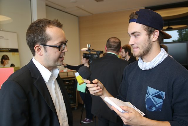 Ingo di Bella (Organisator Nürnberg WebWeek) bei einem Radiointerview.