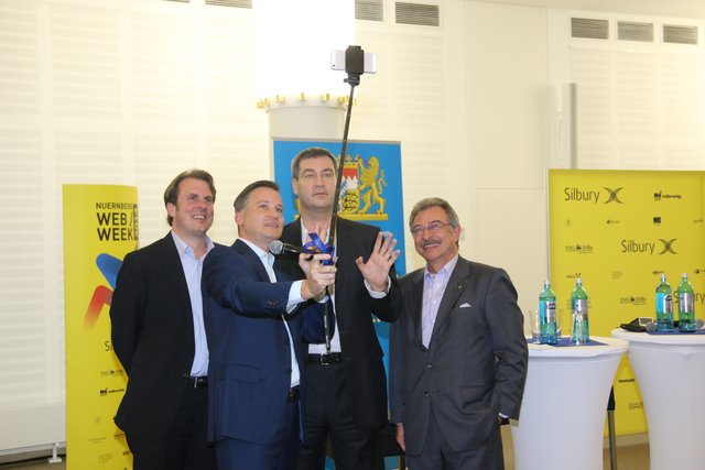 Der Teleskoparm zum Schießen von "Selfies" wurde sogleich ausprobiert. Ausgelöst wird das Bild dabei nur mit einer Handbewegung.