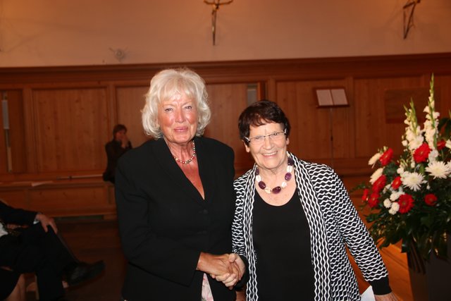 Renate Schmidt (l.), Bundesministerin a.D. mit Laudatorin Prof. Dr. Rita Süssmuth.