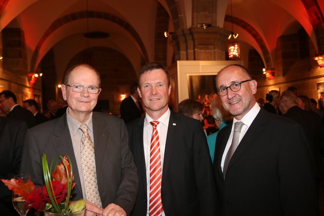 Dr. Alfred Estelmann (l.), Vorstand Klinikum Nürnberg, wbg-Geschäftsführer Ralf Schekira und Dr. Siegfried Zelnhefer.