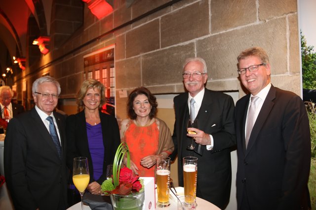 Uni-Präsident Prof. Dr. Karl-Dieter Grüske, MdB Dagmar Wöhrl, Ursula Diehl, Werner Diehl und Dr. Matthias Everding (v.l.), Vorstandsvorsitzender der Sparkasse Nürnberg.
