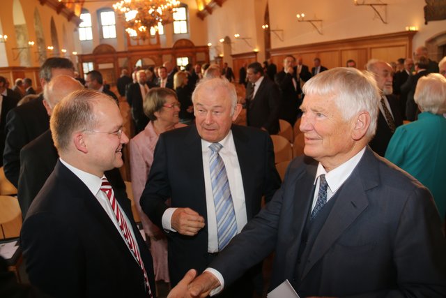 CSU-Statratsfraktions-Chef Sebastian Brehm (l.), feierte seinen 43. Geburtstag: Dr. Günther Beckstein und Dr. Otto Schily gratulieren.