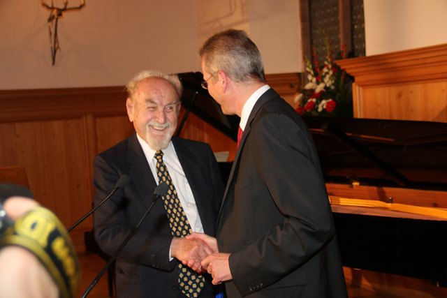 Oberbürgermeister Dr. Ulrich Maly (r.) hielt die Laudatio auf Verleger Bruno Schnell.