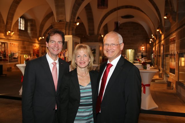 Bürgermeister Dr. Klemens Gsell (r.) und Ehefrau Ulrike mit Symphoniker-Intendant Lucius A. Hemmer.