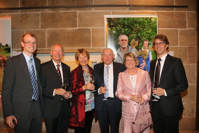 Dr. Günther Beckstein (M.) und Ehefrau Marga (2.v.r.) mit Söhnen Dr. Frank (l.) und Dr. Martin Beckstein (r.) sowie Dr.-Ing. Hellmut Beckstein und Ehefrau Dr. Karin Beckstein.
