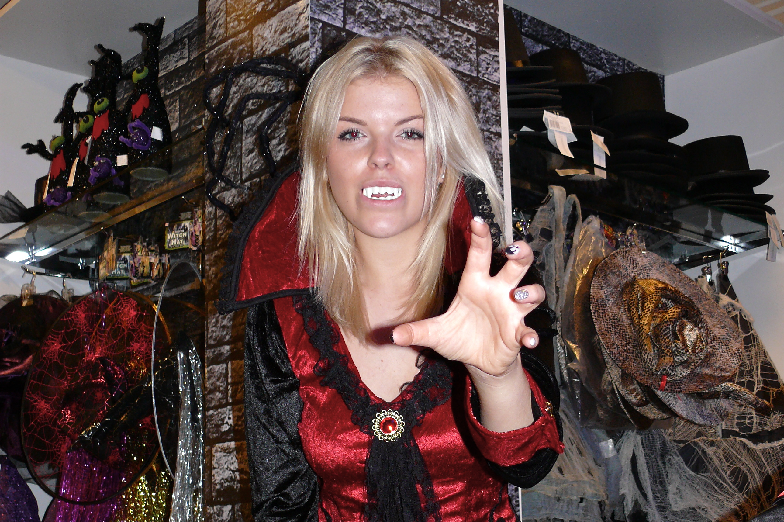 Anne Güthaus präsentiert das Kostüm „Dracula Lady“ – gesehen in der Galeria Kaufhof, Nürnberg. Foto: Uwe Müller