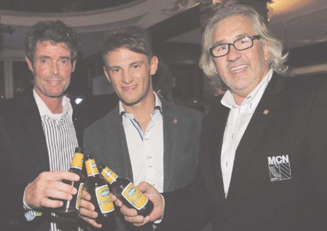 Wolfgang Schlosser (r.) und Tucher-Braumeister Bernhard Wagemann feierten mit Marco Wittmann und „Grünerla“. Foto: John R. Braun