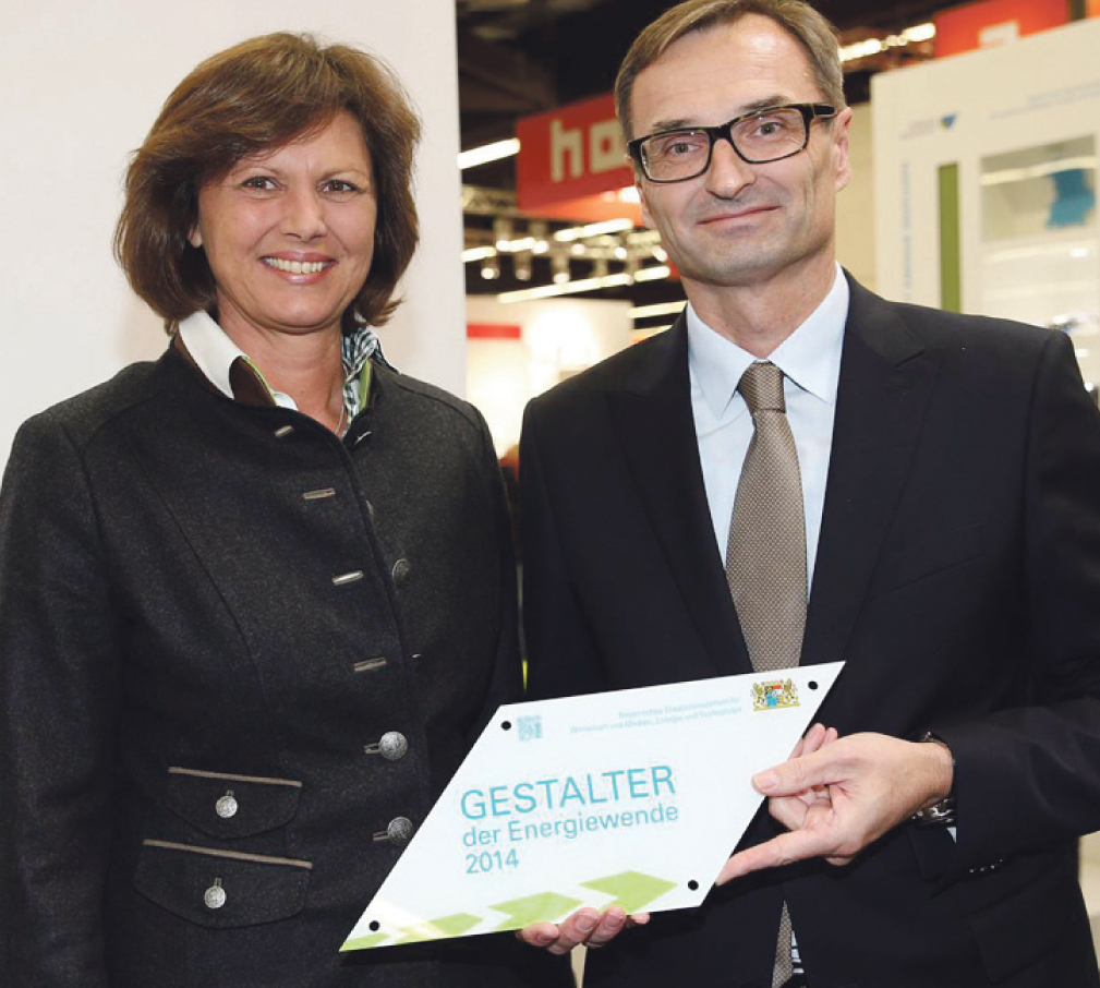 Wirtschaftsministerin Ilse Aigner überreicht N-ERGIE Vorstands-Chef Josef Hasler die Auszeichnungsurkunde. Foto: oh