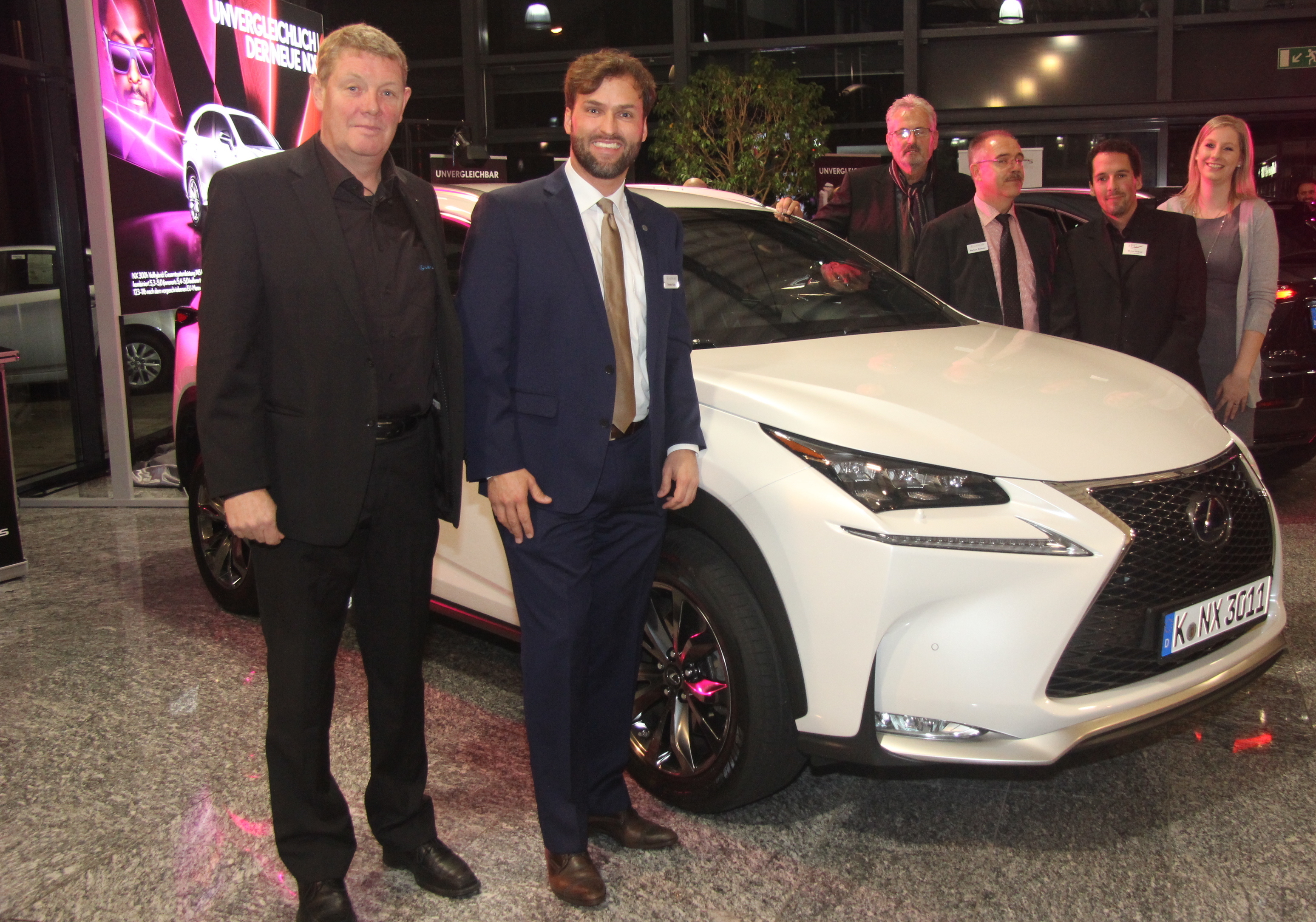 Peter Thiele (Produkttrainer Lexus Deutschland), FG-Geschäftsführer Thomas Fuchs und ein Teil des Frankengarage Lexus-Teams präsentierten das neue Premiummodell. (v.l.n.r.)