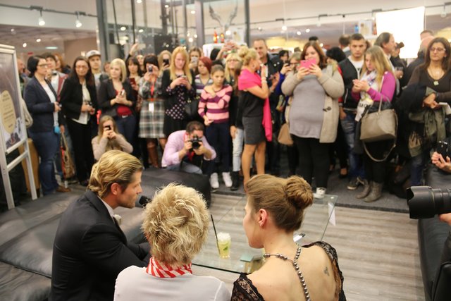 1. Fashion Night bei Möbel Höffner. Fans umringen Stargast Paul Janke auf seinem persönlichen Lieblingssofa. | Foto: John R. Braun