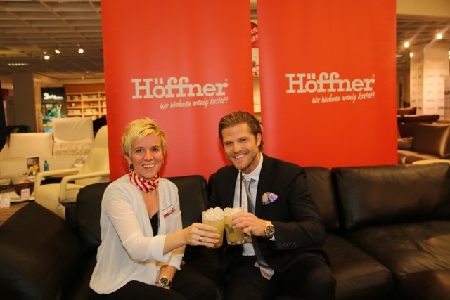 Simone Leuchauer, Hausleiterin Höffner in Fürth-Steinach, mit dem Stargast, Ex-Bachelor Paul Janke. | Foto: John R. Braun
