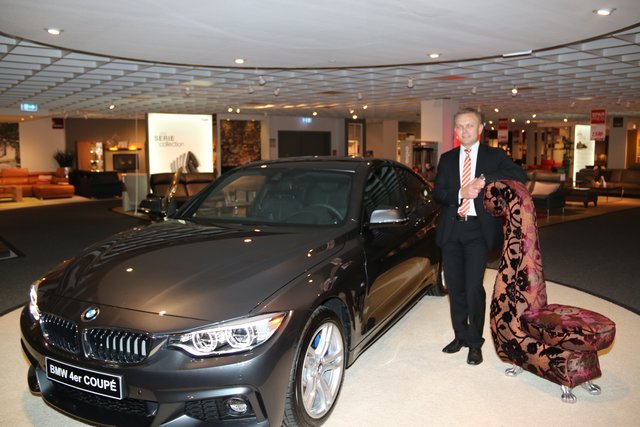 Roland Theiss, Filialleitung der BMW Niederlassung Fürth, zeigt eines der präsentierten BMW-Modelle. | Foto: John  R. Braun