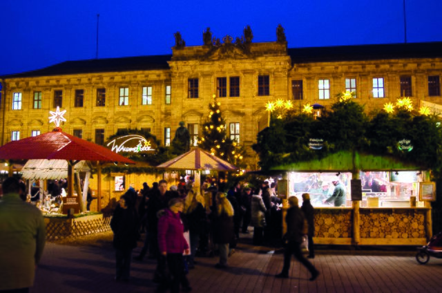 ...und die Erlanger Waldweihnacht am Schloßplatz... | Foto: Stadt Erlangen