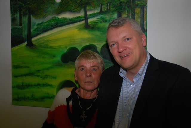 Gemeinsam mit der Künstlerin Edeltraud Höppl (l.) eröffnete Klaus Fischer, Abteilungsdirektor Gesundheit der Diakonie Neuendettelsau, die Bilderausstellung in der Klinik Hallerwiese/ Cnopf´ schen Kinderklinik. Die Bilder von Edeltraud Höppl werden bis 31. März 2015 gezeigt.