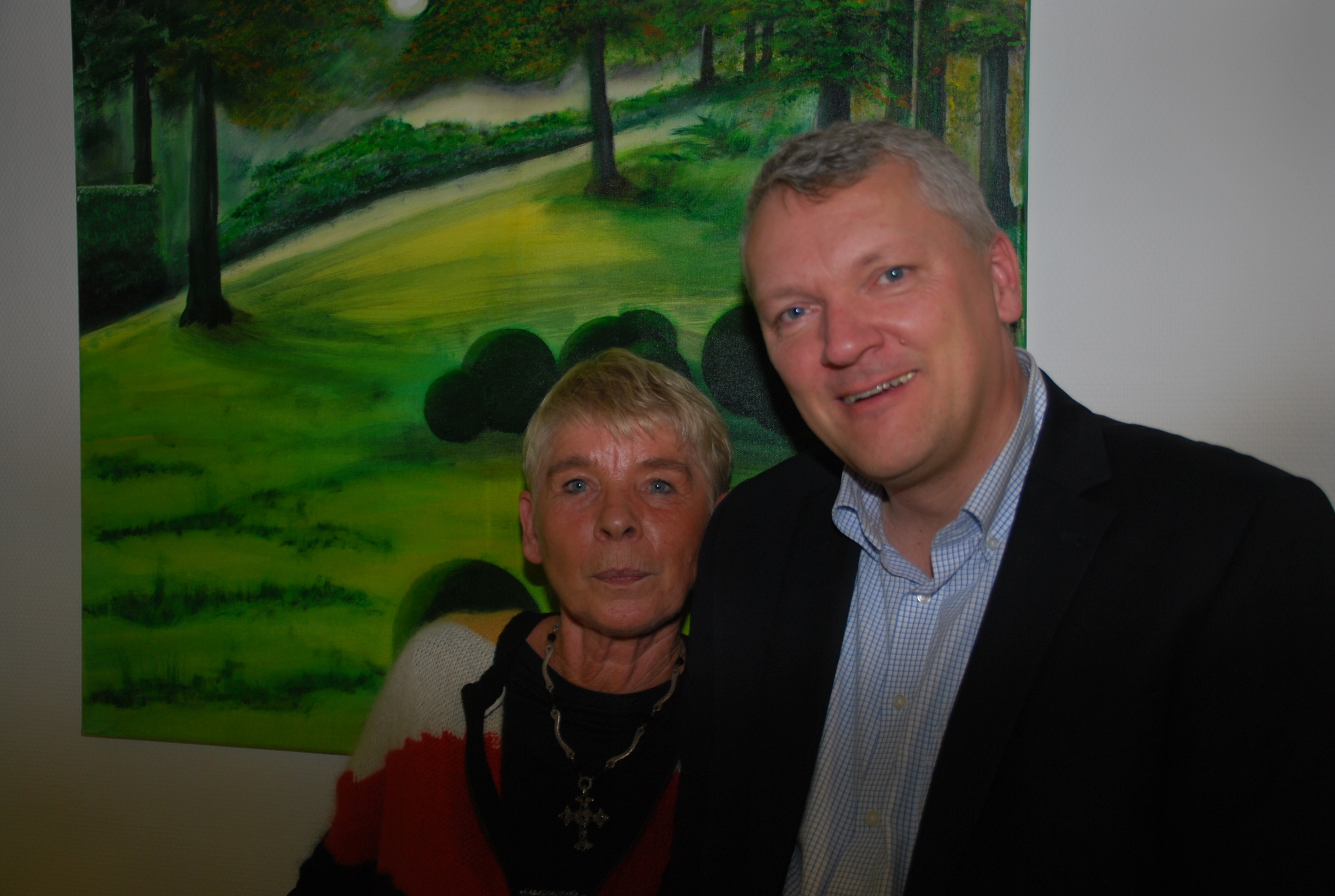 Gemeinsam mit der Künstlerin Edeltraud Höppl (l.) eröffnete Klaus Fischer, Abteilungsdirektor Gesundheit der Diakonie Neuendettelsau, die Bilderausstellung in der Klinik Hallerwiese/ Cnopf´ schen Kinderklinik. Die Bilder von Edeltraud Höppl werden bis 31. März 2015 gezeigt.