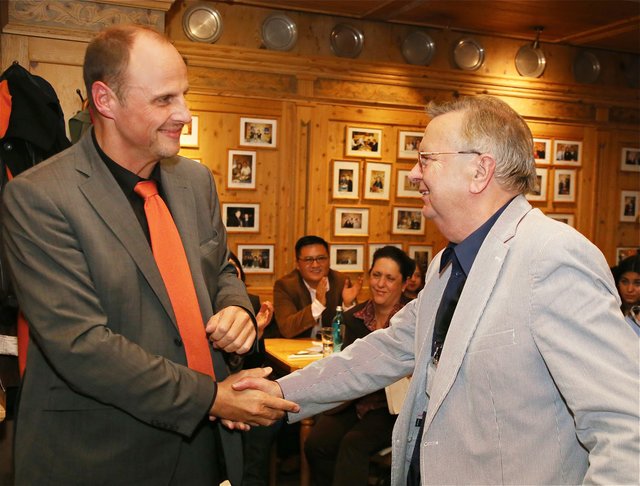 Gerhard Friedrichs begrüßt Christian Vogel (SPD/l.), 2. Bürgermeister der Stadt Nürnberg. Foto: MüllerVerlag
