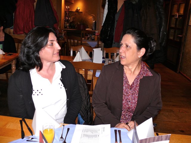 Lemia Yiyit (r.), 2. Stellvertretende Vorsitzende des Integrationsrates, im Gespräch mit Gulya Köksal aus der Türkei. Foto: U.Müller