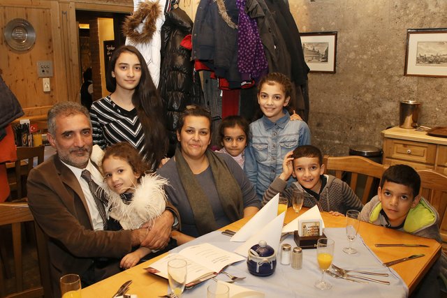Familie Suleymanov aus Aserbaidschan freute sich über die Einladung ins Bratwurst Röslein. Foto: MüllerVerlag
