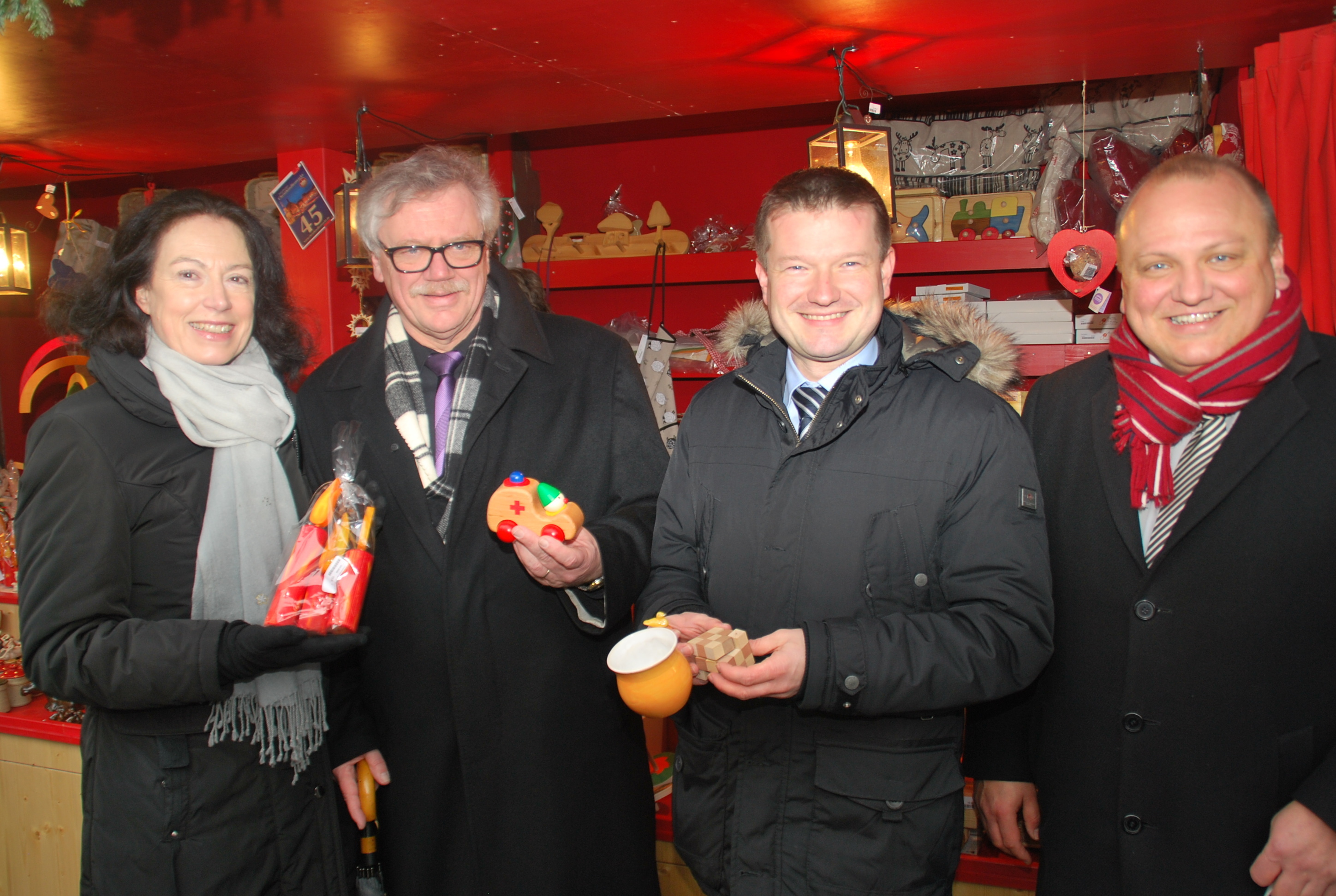 Prominente Verkäufer im vergangenen Jahr auf dem Christkindlesmarkt: Eva Schoenauer, Prof. Dr. h.c. Hermann Schoenauer, Martin Kastler (MdEP) und Dr. Mathias Hartmann, Abteilungsdirektor Bildung.