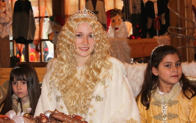 Das Fürther Christkind Lena Boog bringt himmlischen Glanz in die Budenstadt. Foto: Ebersberger